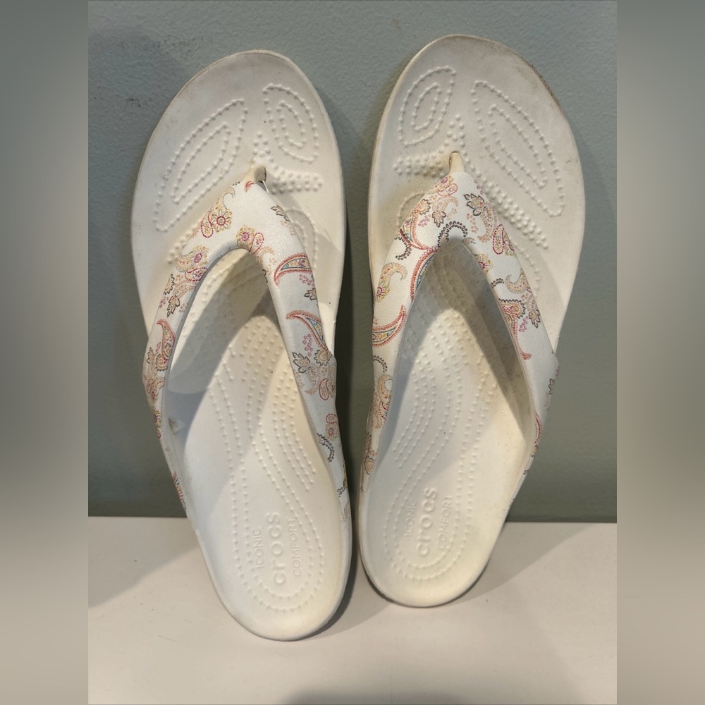 Crocs Kade II Printed Floral Flip Flops White Women’s Size 9 Rubber Beach